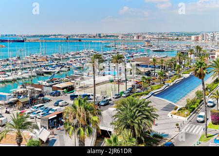 Luftaufnahme Torrevieja puerto Hafenansicht von oben, malerische Palmen gesäumte Strandpromenade, Seeschiffe, die an der Bucht des Mittelmeers festgemacht sind. Costa Blanca Stockfoto