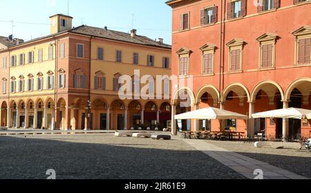 Piazza Roma und die Militärakademie in Modena in der Emilia-Romagna. Es ist bekannt für seine Balsamico-Essig, Oper und Ferrari und Lamborghini Sportwagen bekannt. Stockfoto