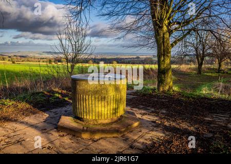 Das Toposkop auf dem Gipfel des Fish Hill in der Nähe des Broadway Tower und Chipping Campden auf dem Cotswold Way Fußweg, Worcestershire, England Stockfoto