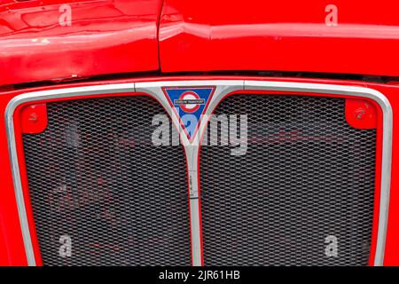 Nahaufnahme des London Transport-Emblems auf der Vorderseite des roten Routemaster-Busses Stockfoto