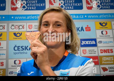 Prag, Tschechische Republik. 22. August 2022. Die tschechische Speerwerfer Barbora Spotakova posiert für Journalisten mit einer Bronzemedaille vom Leichtathletik-Wettbewerb der Europameisterschaften 2022 in Prag, Tschechien, 22. August 2022. Quelle: VIT Simanek/CTK Photo/Alamy Live News Stockfoto