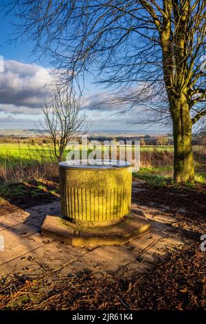 Das Toposkop auf dem Gipfel des Fish Hill in der Nähe des Broadway Tower und Chipping Campden auf dem Cotswold Way Fußweg, Worcestershire, England Stockfoto