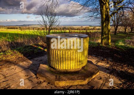 Das Toposkop auf dem Gipfel des Fish Hill in der Nähe des Broadway Tower und Chipping Campden auf dem Cotswold Way Fußweg, Worcestershire, England Stockfoto