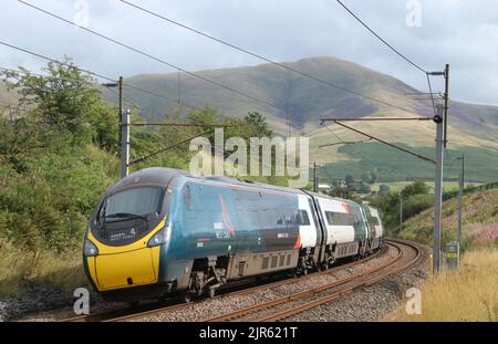 Avanti West Coast Klasse 390 pendolino elektrischer Mehrzugzug 390002 auf der West Coast Main Line in Lowgill, Cumbria am 22.. August 2022. Stockfoto