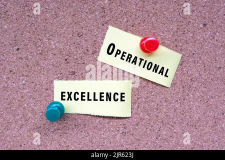 „Operational Excellence“-Worte auf der Notiz und an einer Korkanschrift befestigt. Geschäftskonzept. Stockfoto