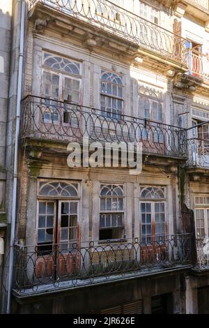 Typische Azulejos, oder handbemalte Keramikfliesen, und Balkone von traditionellen Porto Gebäuden und Residenzen im Stadtzentrum. Nordportugal Stockfoto