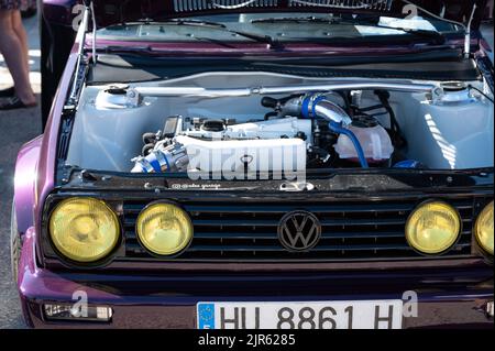 Die offene Haube mit den Details des Motors eines Volkswagen Golf Stockfoto