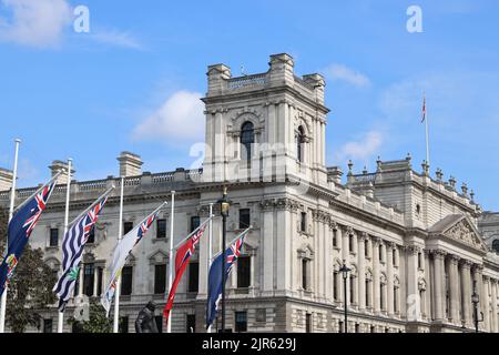 Flaggen, die im Wind auf dem Parliament Square in London wehen Stockfoto