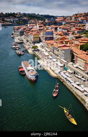 Der Stadtteil Ribeira von Porto und der Douro Fluss und das Wasser von der Luis I Brücke. Stockfoto