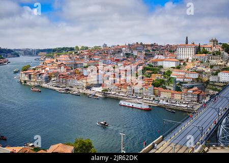 Der Stadtteil Ribeira von Porto und der Douro Fluss und das Wasser von der Luis I Brücke. Stockfoto