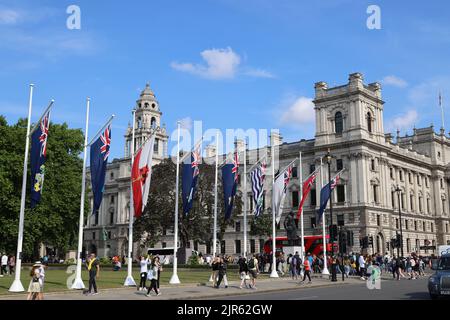 Flaggen, die im Wind auf dem Parliament Square in London wehen Stockfoto