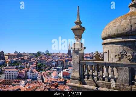 Blick nordwestlich über die Dächer von Porto von der Kathedrale von Porto in der Sé inklusive dem Glockenturm der Kathedrale und der Iglesia de los Clérigos Stockfoto