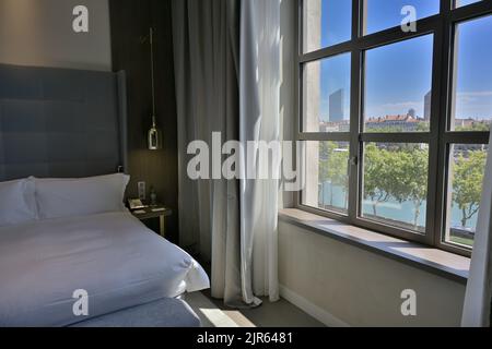 Ein Premium-Gästezimmer mit Stadtblick im Hotel-Dieu Intercontinental Hotel, Lyon Fr. Stockfoto