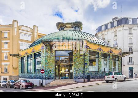 Außen-Keramik-Fliesendekoration des achteckigen 'Pavillon du Verdurier', erbaut 1919, Limoges, Haute-Vienne (87), Frankreich. Stockfoto