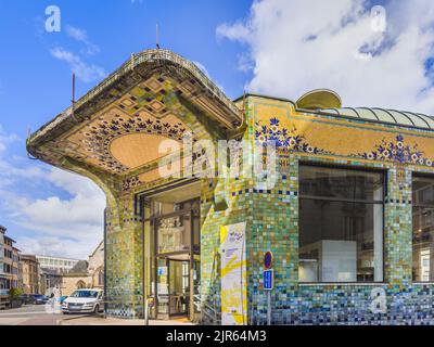 Außen-Keramik-Fliesendekoration des achteckigen 'Pavillon du Verdurier', erbaut 1919, Limoges, Haute-Vienne (87), Frankreich. Stockfoto