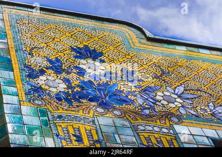 Außen-Keramik-Fliesendekoration des achteckigen 'Pavillon du Verdurier', erbaut 1919, Limoges, Haute-Vienne (87), Frankreich. Stockfoto