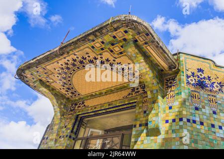 Außen-Keramik-Fliesendekoration des achteckigen 'Pavillon du Verdurier', erbaut 1919, Limoges, Haute-Vienne (87), Frankreich. Stockfoto