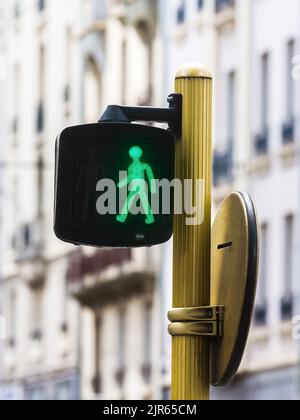 'Green Figure' sichere Überquerung der Straße - Limoges, Haute-Vienne (87), Frankreich. Stockfoto
