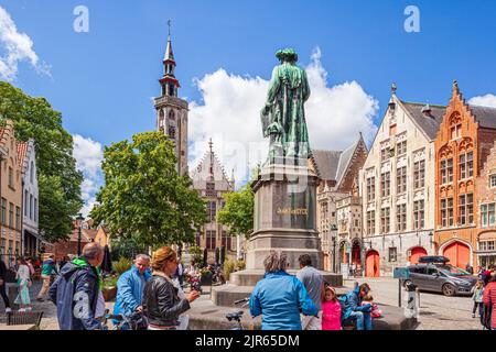 Die Statue zum Gedenken an Jean Van Eyck auf dem Jan Van Eyckplein Platz in Brügge, Belgien Stockfoto