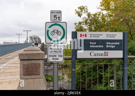 Ottawa, Ontario, Kanada - Oktober 16 2021 : Zeichen der Alexandra Bridge. Stockfoto