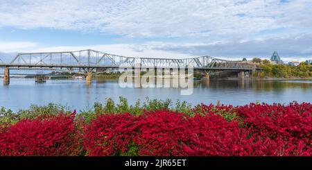 Alexandra Bridge. Herbstlandschaft mit roten Blättern in Ottawa, Ontario, Kanada. Herbstlaub. Stockfoto