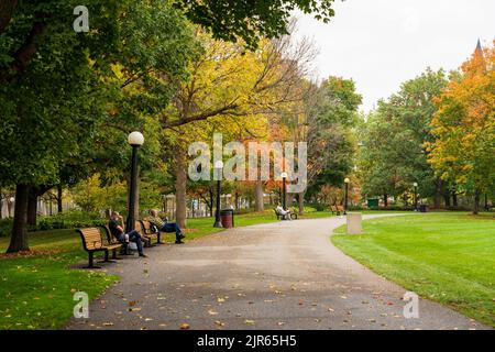 Ottawa, Ontario, Kanada - Oktober 16 2021 : Majors Hill Park Herbstlandschaft mit roten Blättern. Stockfoto