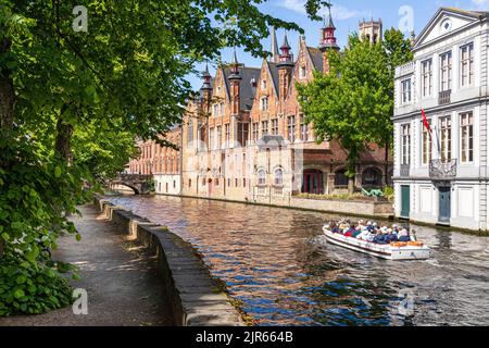 Touristen genießen eine geführte Bootsfahrt um die Kanäle von Brügge, Belgien Stockfoto