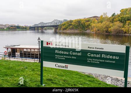 Schild des Rideau-Kanals. Alexandra Bridge im Hintergrund. Stockfoto