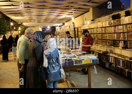 Idlib, Syrien. 20. August 2022. Idlib, Syrien. 20. August 2022. Eine Buchmesse mit mehr als 50.000 Büchern verschiedener Genres, darunter Geschichte, Politik, Literatur, Religion, Und die Wissenschaft wurde zum ersten Mal in der von der Opposition kontrollierten Stadt Idlib im Norden Syriens abgehalten. Die Veranstaltung wurde über einen Zeitraum von zwei Monaten mit der Teilnahme von 15 Bibliotheken in der Türkei, in der Provinz Idlib und in der nördlichen Landschaft von Aleppo vorbereitet. Die Buchmesse wurde von einer Kunstausstellung mit Gemälden, Kalligrafie-Kunstwerken und Mosaiken begleitet, die das Leid und die Hoffnungen der Syrer inmitten der t hervorhob Stockfoto