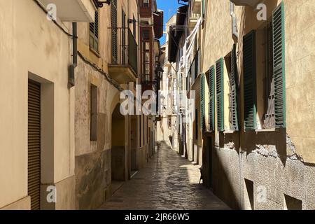 Straße im historischen Stadtzentrum von Palma Mallorca, Spanien, Mittelmeer-Insel. Stockfoto