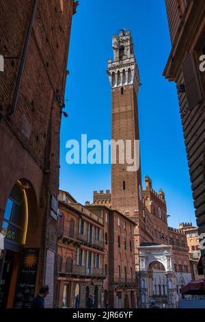 Torr del Mangia Glockenturm auf der Piazza del Campo von der Via Rinaldini aus gesehen in Siena, Toskana, Italien Stockfoto