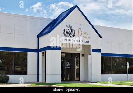 Houston, Texas USA 08-21-2022: Lions Floor Außenfassade in Houston, TX. Waterproof flooring Distributor, amerikanisches Unternehmen im Jahr 2017 gegründet. Stockfoto