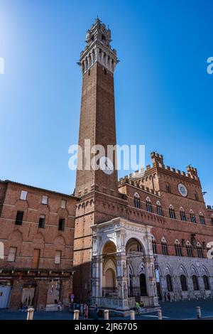 Torr del Mangia Glockenturm, mit Palazzo Pubblico (Rathaus) auf der rechten Seite, auf der Piazza del Campo in Siena, Toskana, Italien Stockfoto