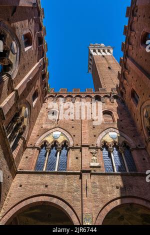 Blick vom Inneren des Palazzo Pubblico auf den Glockenturm Torr del Mangia in Siena, Toskana, Italien Stockfoto