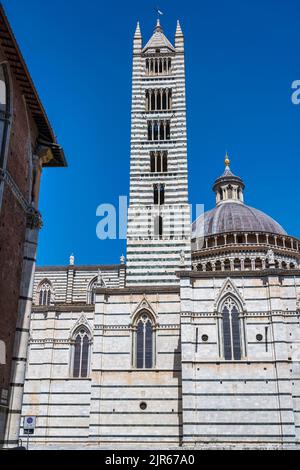 Blick auf den Campanile (Glockenturm) und den Dom von Siena (Kathedrale von Siena) von der Piazza Jacopo della Quercia in Siena, Toskana, Italien Stockfoto