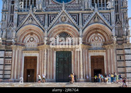 Haupteingang des Duomo di Siena auf der Piazza del Duomo in Siena, Toskana, Italien Stockfoto