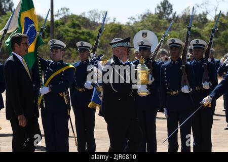 Brasilia, Brasilien. 22. August 2022. DF - Brasilia - 08/22/2022 - BRASILIA, ANKUNFT DES HERZENS VON DOM PEDRO I - Ein Mann trägt das Herz des portugiesischen Monarchen Dom Pedro I, Der vor 200 Jahren die Unabhängigkeit Brasiliens von Portugal erklärte und am 22. August 2022 bei einer Begrüßungszeremonie auf dem Brasilia Air Base in Brasilia, Brasilien, zum Kaiser von Brasilien ernannt wurde. Foto: Mateus Bonomi/AGIF/Sipa USA Quelle: SIPA USA/Alamy Live News Stockfoto