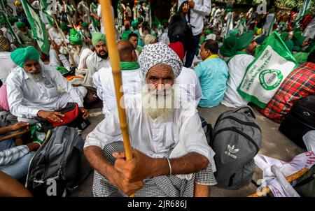 Neu-Delhi, Indien. 22. August 2022. Bauern versammeln sich im Jantar Mantar nach einem Aufruf verschiedener Bauerngewerkschaften, einen Protest gegen die Politik der Zentralregierung in Neu-Delhi zu veranstalten. Die Landwirte fordern in Neu-Delhi eine gesetzliche Garantie für den Mindestunterstützungspreis (MSP) und andere Forderungen. Kredit: SOPA Images Limited/Alamy Live Nachrichten Stockfoto