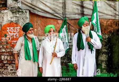 Neu-Delhi, Indien. 22. August 2022. Bauern versammeln sich im Jantar Mantar nach einem Aufruf verschiedener Bauerngewerkschaften, einen Protest gegen die Politik der Zentralregierung in Neu-Delhi zu veranstalten. Die Landwirte fordern in Neu-Delhi eine gesetzliche Garantie für den Mindestunterstützungspreis (MSP) und andere Forderungen. Kredit: SOPA Images Limited/Alamy Live Nachrichten Stockfoto