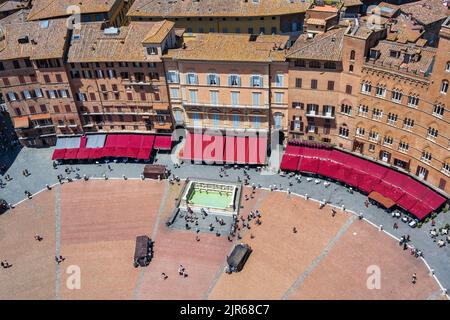 Blick von der Spitze des Glockenturms Torr del Mangia auf die Piazza del Campo in Siena, Toskana, Italien Stockfoto