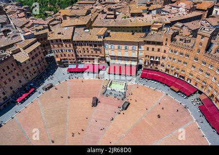 Blick von der Spitze des Glockenturms Torr del Mangia auf die Piazza del Campo in Siena, Toskana, Italien Stockfoto