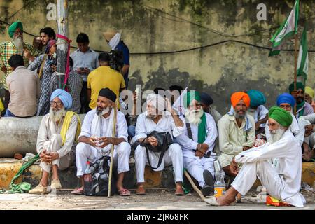 Neu-Delhi, Indien. 22. August 2022. Bauern versammeln sich im Jantar Mantar nach einem Aufruf verschiedener Bauerngewerkschaften, einen Protest gegen die Politik der Zentralregierung in Neu-Delhi zu veranstalten. Die Landwirte fordern in Neu-Delhi eine gesetzliche Garantie für den Mindestunterstützungspreis (MSP) und andere Forderungen. Kredit: SOPA Images Limited/Alamy Live Nachrichten Stockfoto