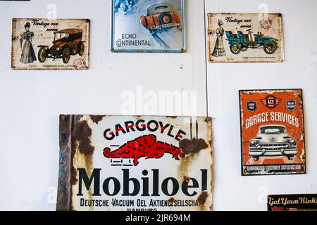 Rusty vintage Emaille Auto Plaque Sammlung Stockfoto