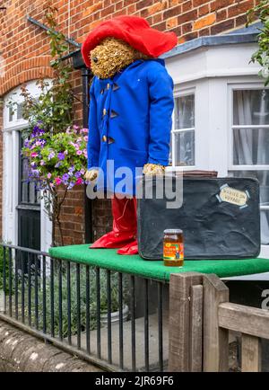 Flamstead Scarecrow Festival 2022 - Paddington Bear Scarecrow mit Koffer und Glas Marmelade Stockfoto