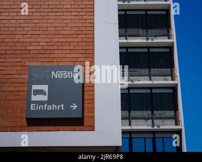 Basel, Schweiz - Juli 8 2022: Nestle unterzeichnet Nestle S.A. ist ein 1866 gegründetes Schweizer, transnationales Unternehmen und das größte Lebensmittelunternehmen der Welt. Stockfoto