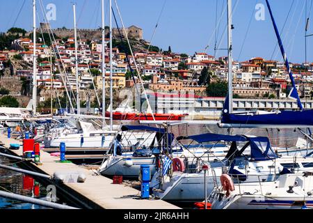 Gesamtansicht von Kavala, vom Hafen aus gesehen, Mazedonien, Nordostgriechenland Stockfoto