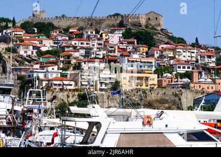 Gesamtansicht von Kavala, vom Hafen aus gesehen, Mazedonien, Nordostgriechenland Stockfoto