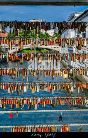 Romantische Liebesschlösser säumen die Metzgerbrücke in Ljubljana Slowenien Stockfoto