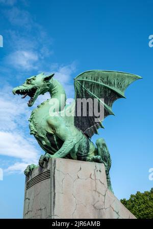 Isoliert gegen wispige Wolken und blauen Himmel steht die Drachenstatue über Ljubljana Stockfoto