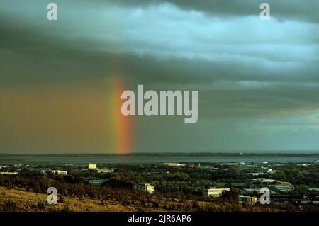 EIN REGENBOGEN ÜBER HAYLING UND LANGSTONE HAFEN, HANTS PIC MIKE WALKER 2011 Stockfoto